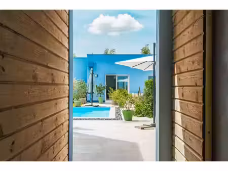 contemporaine dans un environnement boisé