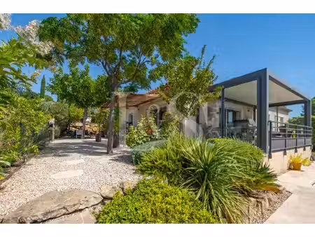 villa de plain pied avec piscine et adorable jardin sur les hauteurs de bedoin
