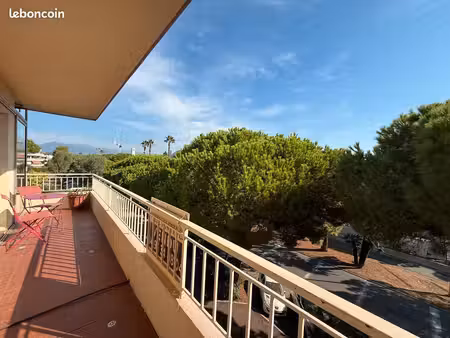 antibes – 3 pièces 62 m² – 24 m² d’extérieurs – rénové – dernier étage – triple exposition