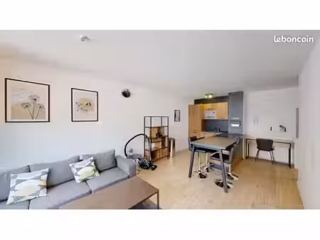 un appartement meublé de 45 m² et qui se situe au 33 rue jean bart  à lille  avec sa place