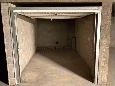 box fermé 10m2 a louer