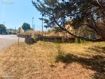 terrain à bâtir à trets