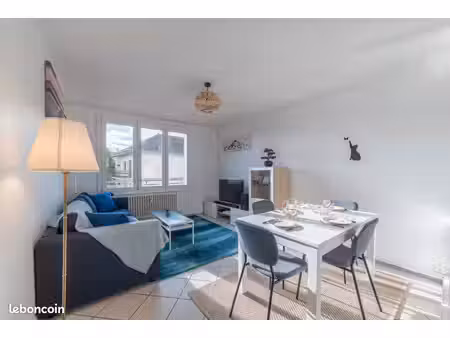 t3 de 60 m² avec cuisine équipée  clims  cave et parking résidentiel