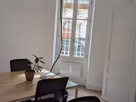 bureau fermé dans espace de co-working