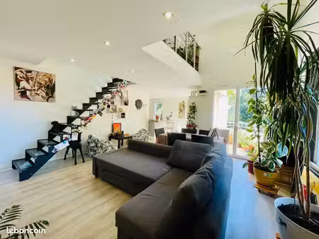 rare à messimy – maison de village rénovée de 71 m² – balcon  garage & stationnement priva