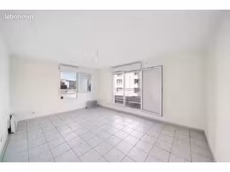 lyon 8e – t3 64 m² – terrasse 19 m² – entièrement meublé – cellier – box 14 m²