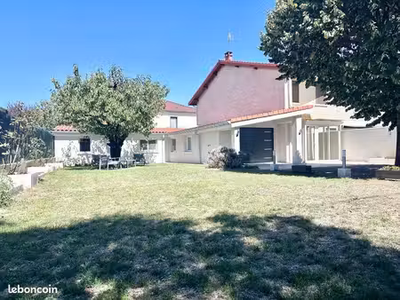 maison 136 m² – saint-priest village – jardin  cour et terrasse – 480 m² env