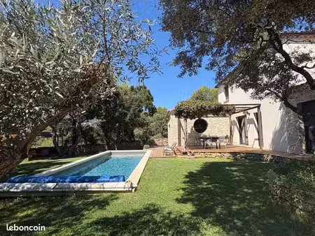villa familiale avec piscine dans un cadre privilégié – cornillon-confoux