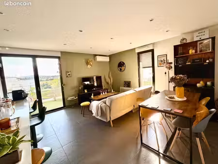 ovalie : 66m2 terrasse et parking
