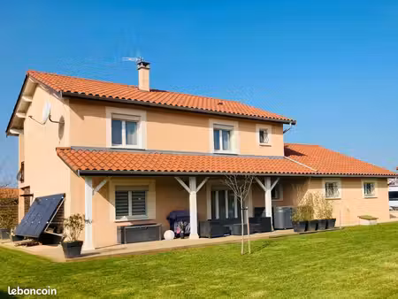 maison 6 pièces 200m2 avec spa et panneaux solaires