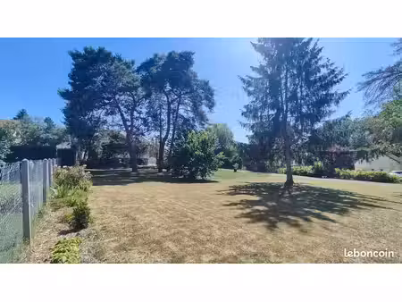 terrain constructible de 735m²