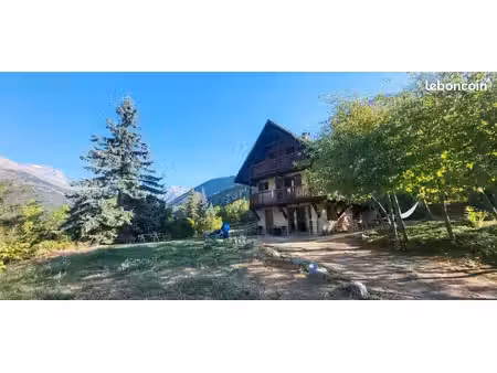 location du rez-de-jardin d'un chalet situé sur un grand terrain