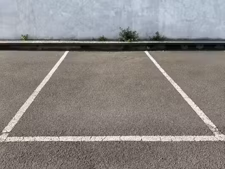 place de parking extérieure à louer — 80 charges comprises  disponible immédiatement