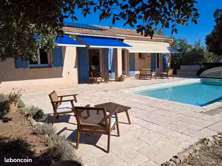 charmante villa de plain-pied avec piscine au cœur d'un jardin clos et arboré