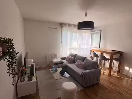 t2 de 42 m²  dpe c  parking  face à parc - saint-denis  porte de paris - libre à la vente
