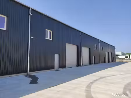 entrepôt industriel  local professionnel  hangar de stockage