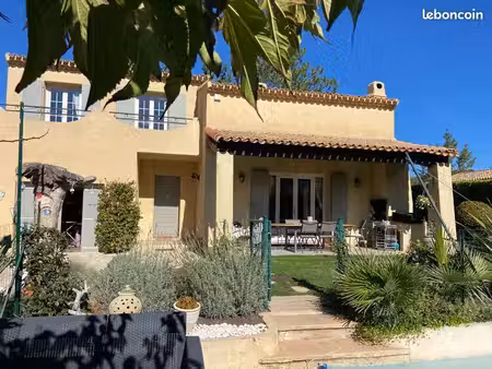 vends maison individuelle dans quartier résidentiel calme et aéré proche de toutes commodi