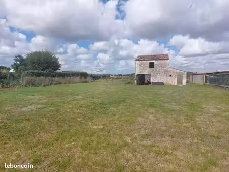 terrain constructible avec bâtisse charentaise à rénover
