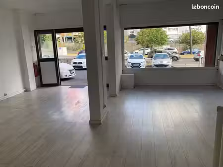 local commercial 125 m² – grande vitrine + 85 m² de réserve – saint-denis camélias