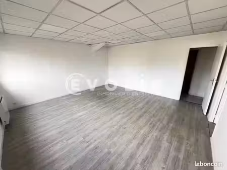 bureau 70 m²