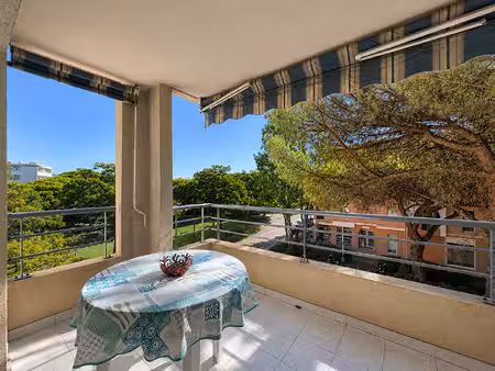 port fréjus - t2 en étage élevé avec belle terrasse et garage