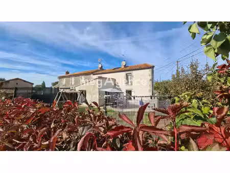 3 chambres  1 dépendance offant un bel espace en pelouse avec une mare