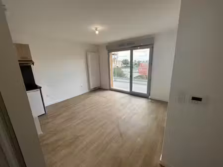 t2 neuf avec balcon et parking à laval