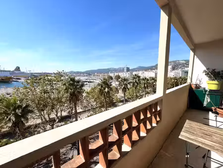 coup de coeur pour ce tres joli f2 meble sur le port de plaisance de toulon