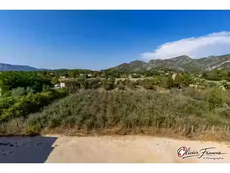 maison de ville aux portes de genenos avec jardin et 55 m² de combles aménageables.