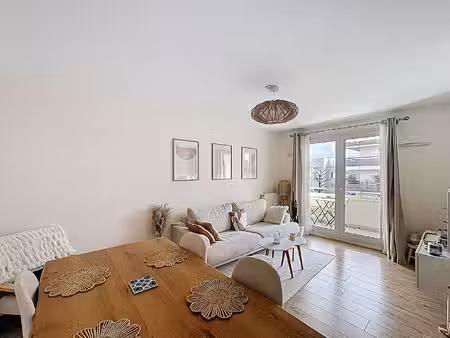 appartement 3 pièces 60 m² avec balcon + box