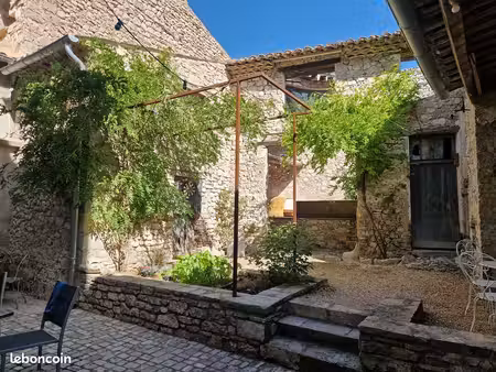 maison de village en pierre de 340 m² - prestations écologiques classe b & cour avec pisci