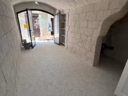 local commercial barjac 20m² centre ancien
