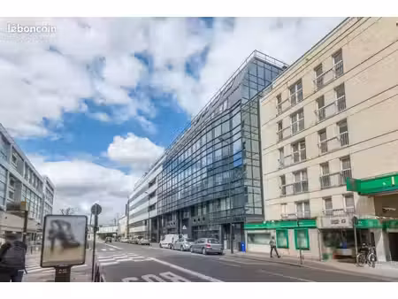 bureau 2 051 m²