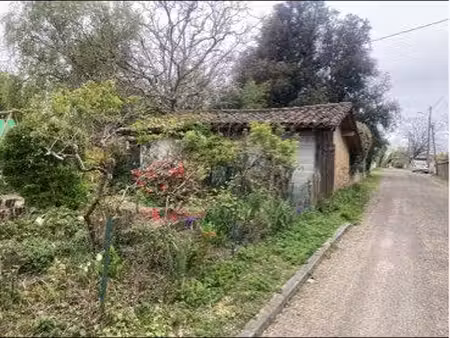 ? terrain constructible avec garage et puits au cœur du village de cox