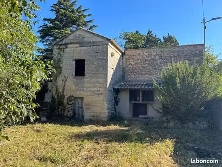 bâtiment en pierre sur terrain clos uzès centre