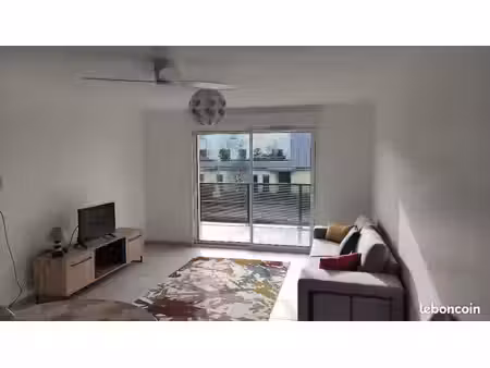 appartement 3 pièces récent avec balcon et places de parking