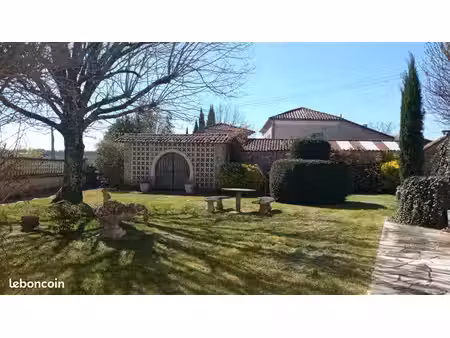 maison en pierre avec dépendances