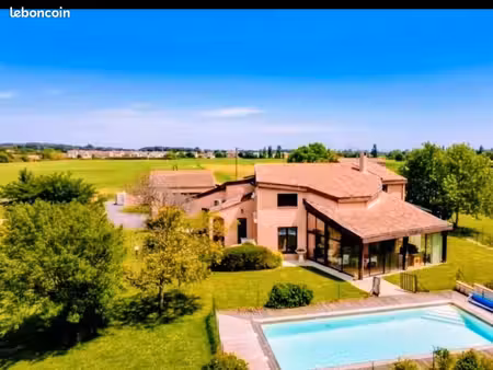 maison 250m². 8 pièces. véranda. piscine. garage 50m². vue pyrénées