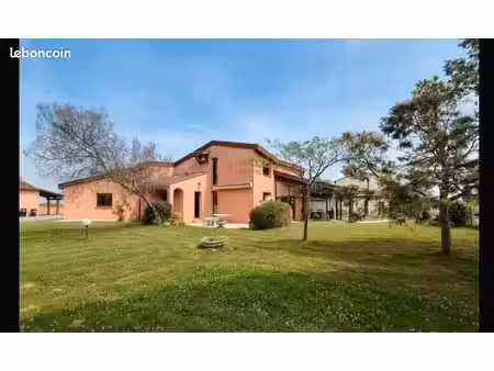 maison 250m². 8 pièces. véranda. garage 50m². jardin vue pyrénées
