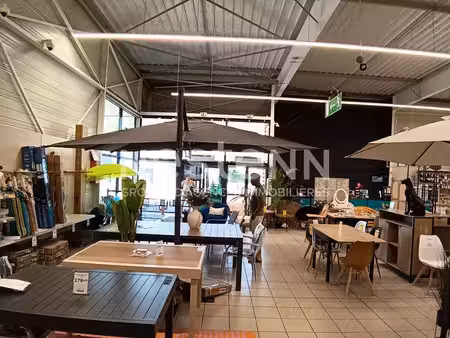 local commercial 1150 m² vannes