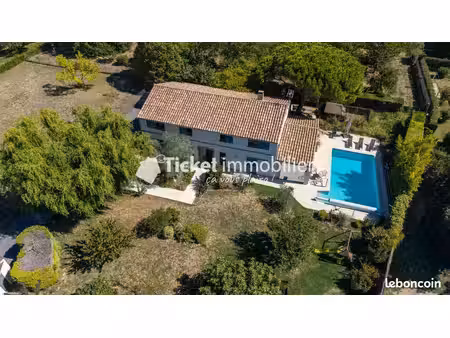 propriété 7 pièces 235 m²