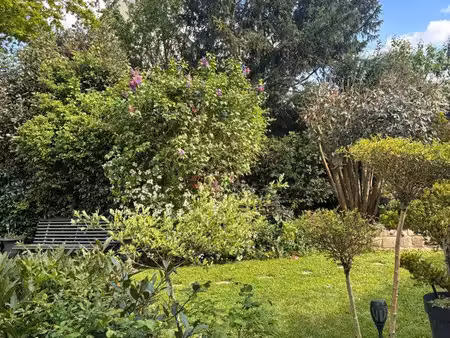 grande maison et beau jardin