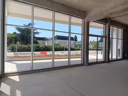 location commerce 130 m² à avrillé (49240)