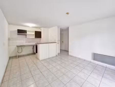 appartement t2 de 36m2 avec balcon  place de parking et piscine – auch