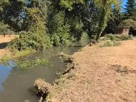 terrain de loisir avec eau/électricité/assainissement/rivière