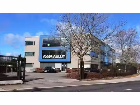 propriété de rendement à vendre le long de l'e40 à merelbek