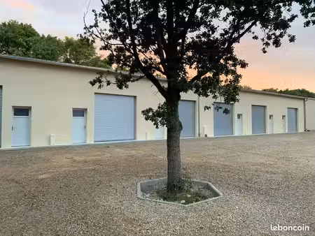 dépôt 120 m2