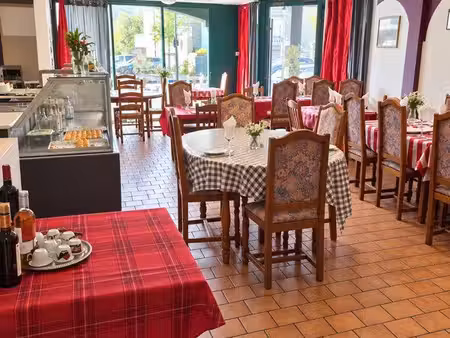 ◊ angers – restaurant 100m² – tram devant – 30 000 – départ retraite