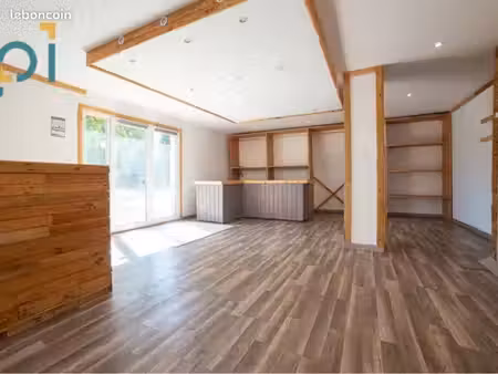 local commercial avec vitrine porte automatique d’entrée