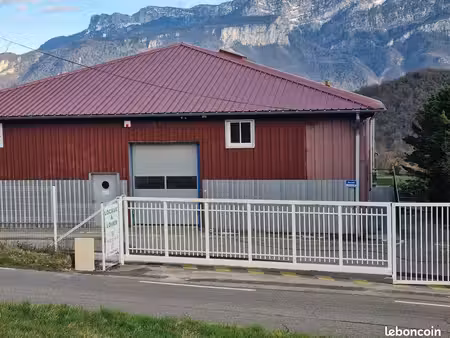 local d'activite 253 m2  loyer 1050 ht/mois